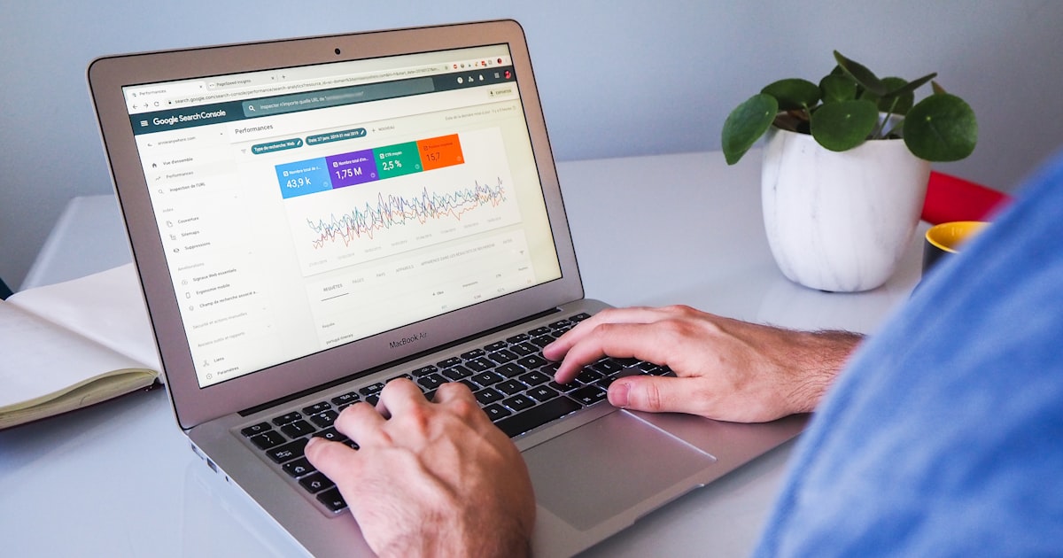 Laptop aperto su Google Search Console in una scrivania da lavoro